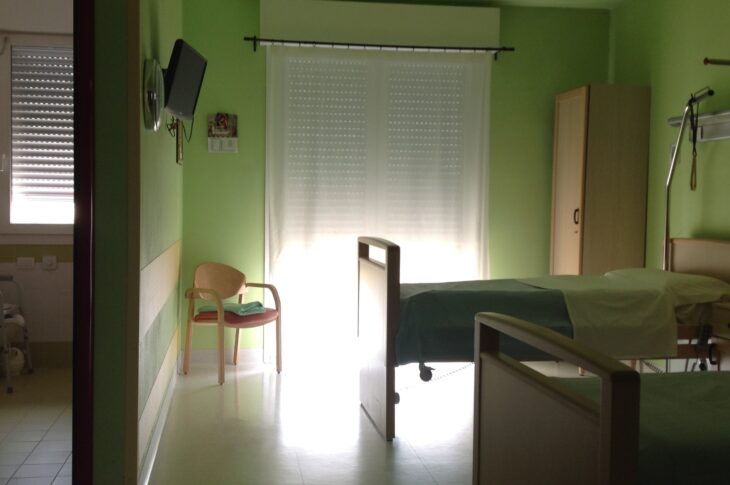 Camera con due letti, televisione, bagno
